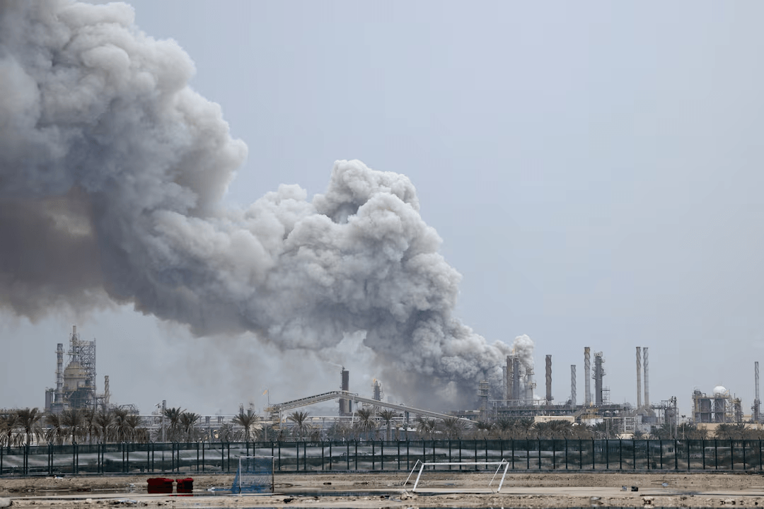 Дым над нефтеперерабатывающим заводом Bapco после атаки беспилотника, 9 марта 2026 года