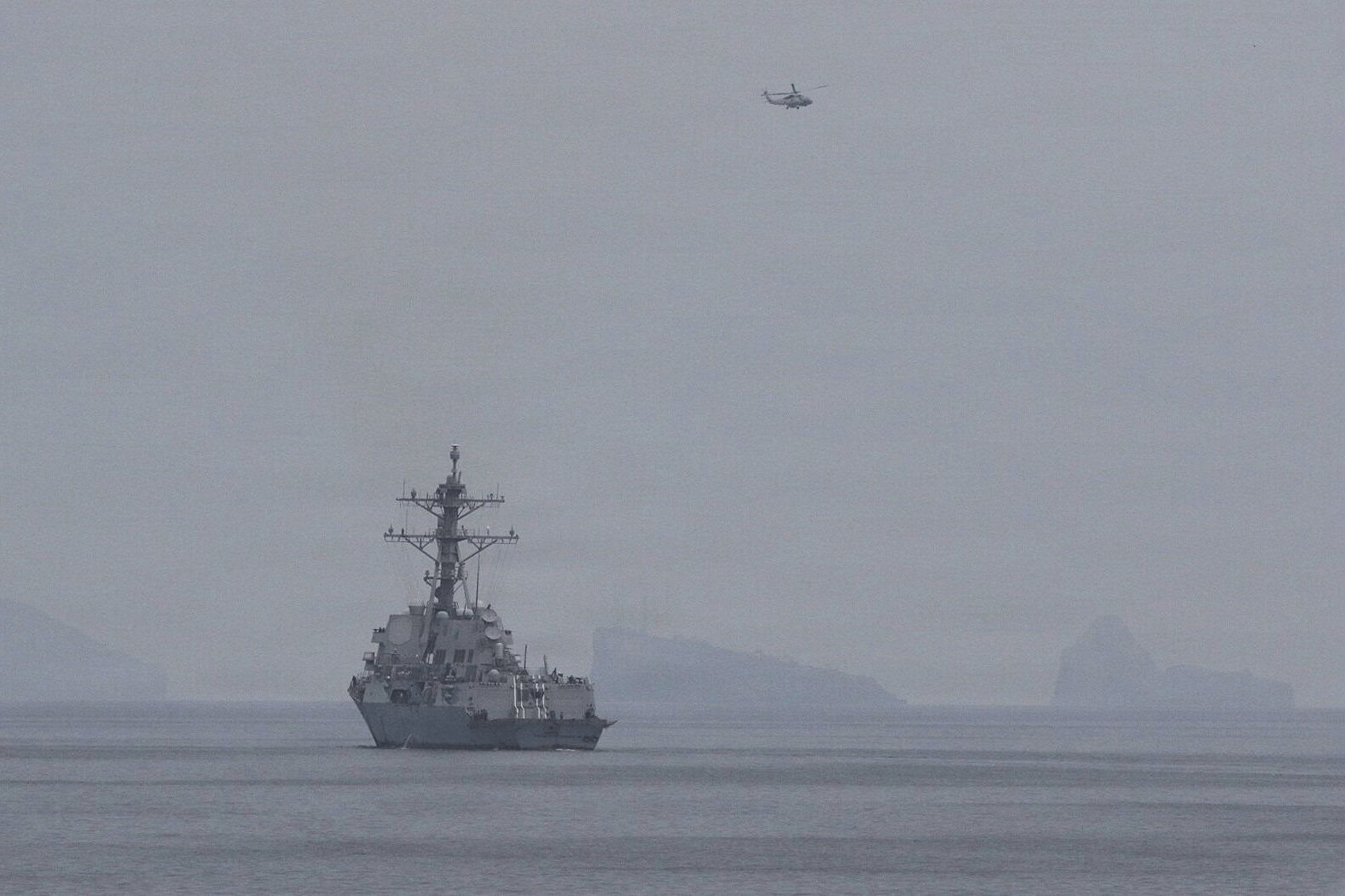 Фото: американский военный корабль в Ормузском проливе, апрель 2026 / U.S. Central Command