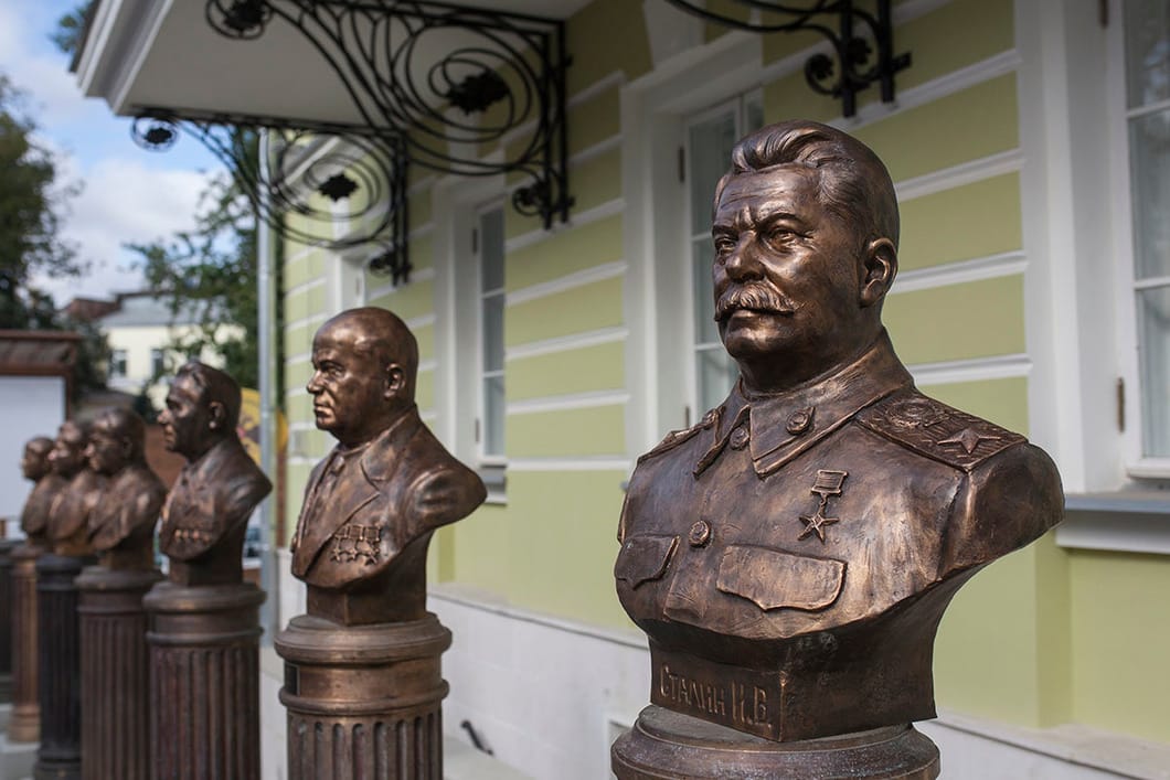 Сталин на парковке, мясокомбинате и на костях репрессированных. Пять памятников кровавому тирану