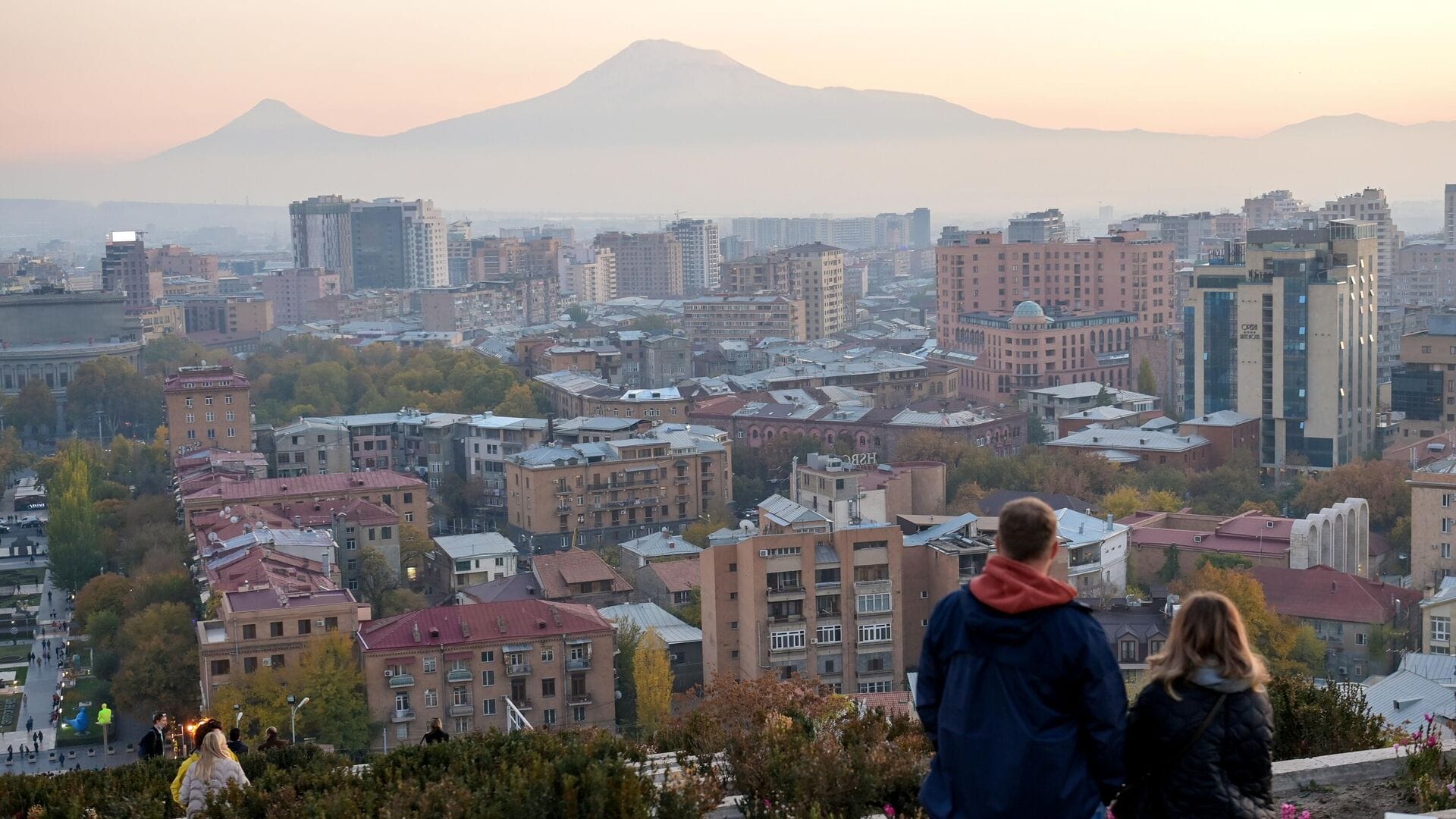 Слишком дорогие гости. Война и мобилизация взвинтили стоимость аренды в соседних странах (а в России — обрушили)