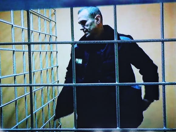 Навальный рассказал, что к нему в ШИЗО подселили заключенного с большими проблемами с гигиеной