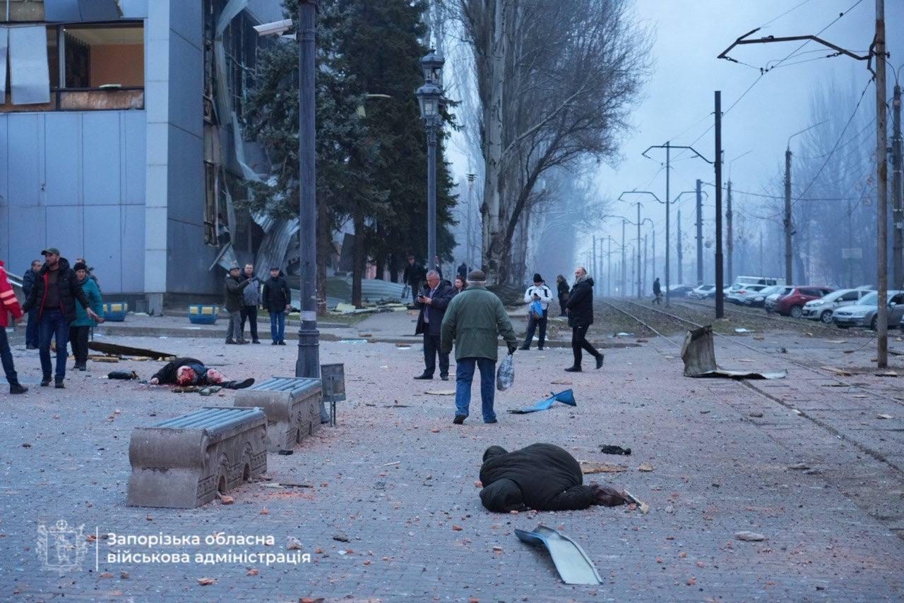 В результате российского обстрела Запорожья погибло 13 человек — глава ОВА