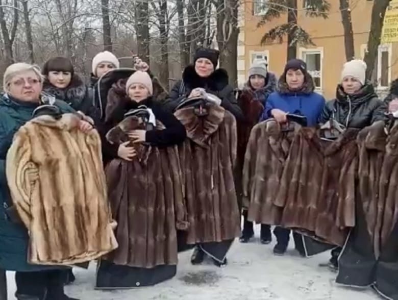 «Снимались и настоящие вдовы, и массовка, но шубы забрали у всех». Участницы видео рассказали, как проходили съемки ролика с шубами