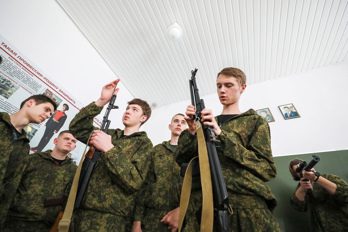 «Важные истории»: Российские школьники отмечают больше военных праздников, чем профессиональные военные